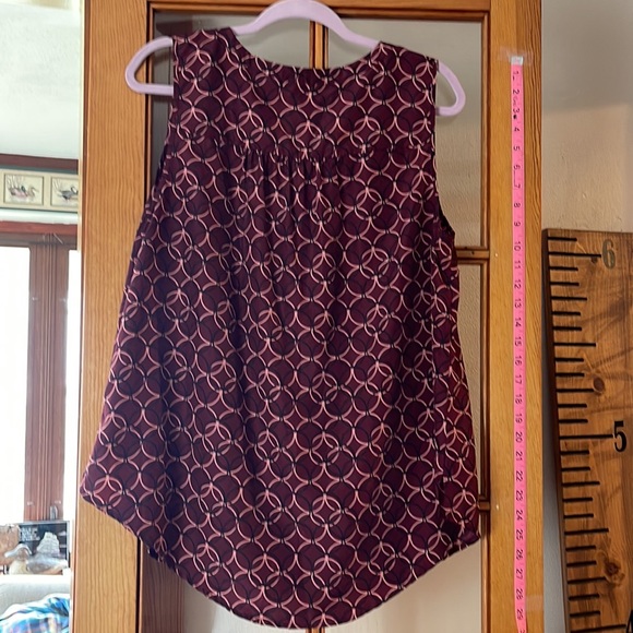 Sleeveless Split neckline top. - Picture 2 of 5